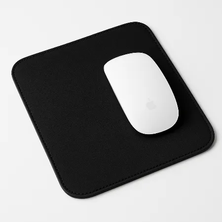 پد موس مشکی روی میز چوبی مدرن